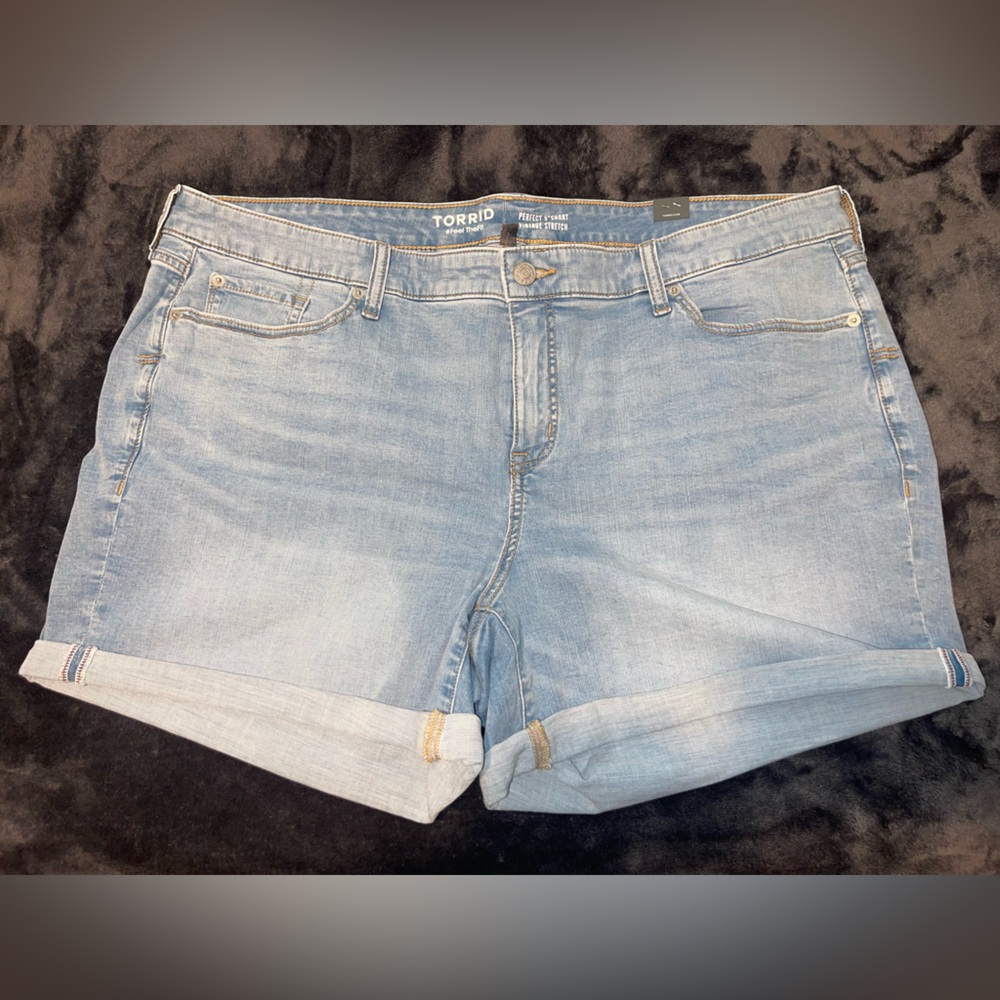 TORRID BNWT size 22, 5 Inch Perfect Vintage Stretch Mid-Rise Short